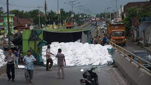 Look through examples of trulek topeng translation in sentences, listen to pronunciation and learn grammar. Truk Pengangkut 20 Ton Tepung Terguling Lalin Dialihkan Okezone News