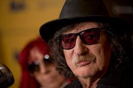 Charly García es hospitalizado por quemadura en una pierna