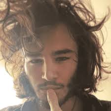 Vous allez pouvoir suivre le quotidien de plusieurs familles et habitants de cette ville, où se mêlent des histoires d'amour et d'amitié mais aussi des mensonges. 0oxnqgrvmxunvm