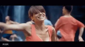 Io la tua regina… in un'eterna roma… e all'aria tutti i piani… riavviciniamo i sogni più lontani… che tu lo sai. Alessandra Amoroso Vivere Acolori Gif Alessandraamoroso Vivereacolori Discover Share Gifs
