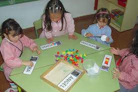 En la motricidad gruesa encontramos las actividades y los diferentes movimientos motrices que los niños niñas empiezan a realizar con grandes grupos musculares que pertenecen a las extremidades inf… Actividades Ludicas Para Educacion Inicial 2017