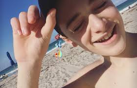 Just when you thought it was safe to go back in the water again, you can't even get across the sand! Noah Schnapp Beach Futuro Novio Novios Cosas Que Amo