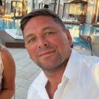 100+ perfiles de «Howson»