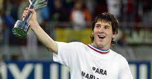 En la selección argentina, el primer partido de lionel messi con la mayor fue el 17 de agosto de 2005, en un amistoso . Hace 10 Anos Messi Festejaba Su Primer Titulo Con La Seleccion