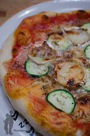Pizza A La Courgette Au Chevre Et Au Miel Piratage Culinaire Pizza Courgette Pizza Legume