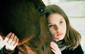 Anche le condizioni del cavallo sono gravi al punto che una veterinaria consiglia di abbatterlo. Film In Tv L Uomo Che Sussurrava Ai Cavalli Stasera Alle 21 10 Su Raiuno Blog Tivvu