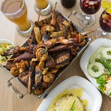 Pica en pequeños trozos la cebolla y el ajo para luego molerlos con el aceite de oliva y el jugo de limón o jugo de naranja. Parrillada De Mariscos Grilled Seafood Picture Of La Tenaza Guayaquil Tripadvisor