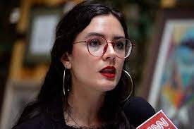 Biografaeditar camila es hija de reinaldo vallejo navarro y mariela dowling leal, ambos militantes del partido comunista de chile desde losaos 1970. Camila Vallejo Relato Episodio De Abuso Que Sufrio A Los 8 Anos