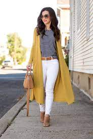 Conjunto Cardigan Amarillo Camiseta Azul Marino A Rayas Pantalones Blancos Botas Beis Bolso Beis Y Gafas Marrone Summer Work Outfits Casual Outfits Fashion