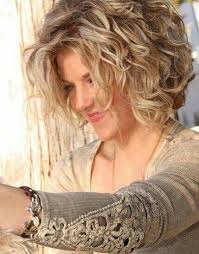 Pin By Elke Beyls On Kapsels Lore In 2020 Curly Hair Styles Short Wavy Hair Hair Styles