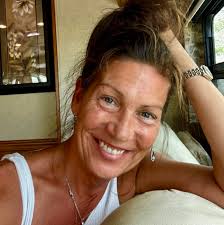 Where to find painting classes for a novice in watercolour or acrylic?