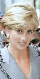 Feathered, short, windswept, classic—these words can all be used to describe the iconic haircuts sported by princess diana. Sweet Princess Di Fabulous In Her Own Right La Ou Tu Es Les Paparazis Ne Peuvent Te Suivre Deja Princess Diana Hair Princess Diana Princess Diana Family