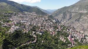 Artvin, ili ikiye bölen çoruh nehri, dik yamaçlı uzun vadileri, 3900 metreye kadar yükselen birbiri ardına sıralanmış yüksek dağları, balta girmemiş. Artvin De 30 Gun Sonra Korana Yeniden Kendini Gosterdi Artvin Haberleri