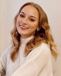 Lily Woods's Instagram, Twitter & Facebook