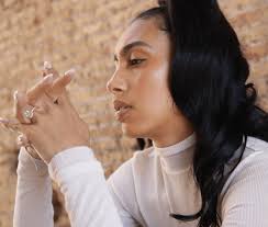 Nasa kay Drake ang singsing-panligaw ni Whitney sa hulihan ng video...Kanya  nga ba talaga 'yun? : r/KendrickLamar