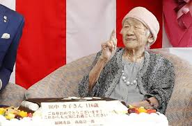 Identificarea celor mai longevive organisme depinde și de definirea a ceea ce constituie un organism „individual, ceea ce poate fi problematic, deoarece multe organisme asexuale și colonii clonale sfidează una sau ambele definiții tradiționale colocviale ale individualității (având un genotip distinct și. Cine Este È™i Cum AratÄƒ La Ora ActualÄƒ Cel Mai BÄƒtran Om Din Lume