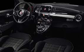 Die rückenteile der sitzflächen erinnern an elegante nadelstreifenanzüge. Fiat 500 Innenraum