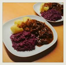 Wildschweingulasch Mit Salzkartoffeln Und Apfel Rotkohl Schweine Gulasch Wildschweingulasch Salzkartoffeln