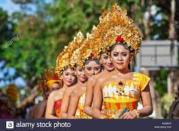 Untuk saat ini manhwa secret class. Denpasar Insel Bali Indonesien 11 Juni 2016 Gruppe Von Balinesischen Menschen Schonen Tanzerin Frauen In Traditionellen Kostumen Tanzen Stockfotografie Alamy