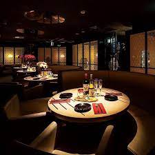 店内のご紹介 高台に上がった円卓ソファー席は雰囲気抜群 オシャレにちょっぴり贅沢な肉女子会 肉誕生日会にオススメです 金肉 名古屋駅 名古屋 名駅 名駅ディナー 女子会 誕生日会 相席 肉 肉料理 居酒屋 肉割烹 肉ラウンジ ステーキ ローストビ