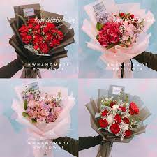 情人節鮮花推薦 今年鮮花價比去年貴很多 特別係黎緊的情人節花價 花農一早改種年花 玫瑰數量不多加上價錢 比往年貴 有些人超誇張地亂說來貨比往年貴50 嚇人嗎 是貴了 但是是20 30 我們都訂了外國玫瑰花哦 還在猶豫的朋友 趕緊訂喇 數量有限