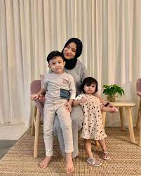 Видео yusuff iskandar anak hanis zalikha kini amat di sayangi rakyat malaysia/sweet ove of hanis zalikha канала lawak hangit. Anak Tengok Televisyen Hujung Minggu Sahaja Hanis Zalikha Kosmo Digital