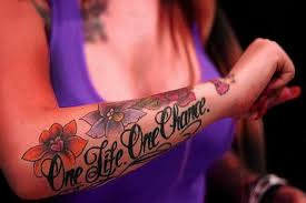 One can express his or her love may be for a friend, life partner, or mom and dad and even god. Tattoo Mit Zitat Ein Leben Eine Chance Mit Bunten Blumen Am Arm Fur Frauen Tattooimages Biz