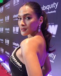 Tonight, we're bringing the drama in black. 😈Hosting duties with the  @thepoptenorhost for the Ubiquity Kick-Off! ✨ Huge thanks to  @bucadvisionandsmilerehab for the confidence boost, @paladmd_sheryl for  making my skin sparkle, and @