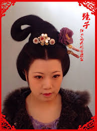 Delicate, jeweled bun covers are available for formal occasions. My Hanfu Favorites Xiao3la4jiao1 çµè›‡é«» Snake Bun Hair Tutorial