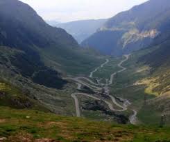 Soseaua care leaga transilvania de muntenia, transfagarasan, traverseaza cel mai inalt lant muntos din romania, muntii fagaras. Traficul Rutier Se Redeschide Pe TransfÄgÄrÄÈan CirculaÈia Va Fi PermisÄ OricÄrui Tip De Autovehicul Evenimentul Zilei
