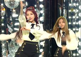Tzuyu is absolutely gorgeous in this long white gown! Gfriend Fingertip Outfit 1