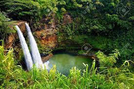 カウアイ島、ハワイでの雄大なツイン ワイルア滝 の写真素材・画像素材. Image 41118593.