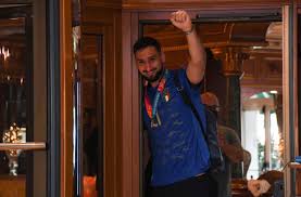 Jun 07, 2021 · that's just how those who run psg roll, and offering a contract worth an annual salary of potentially €12 million for a goalkeeper of donnarumma's talent level is really no big deal at all. The Millionaire Salary That Gianluigi Donnarumma Will Have At Psg Memes Random