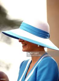 Unforgettable Woman Panosundaki Pin