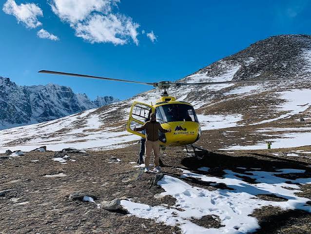 Experience Everest Base Camp Helicopter Tour With Landing, Cost & Itinerary. Book Luxury Himalayan Flight With Super Trekkers Today.