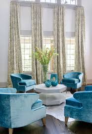 Colorful Living Room With Turquoise Blue Swivel Chair In Transitional Style Turquoise Swivel Swivelchair Com Imagens Decoracao De Casa Decoracao Casas