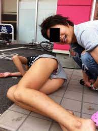 泥酔パンチラエロ画像】泥酔してパンチラ、パンモロして後悔必至な素人女子たちの泥酔パンチラのエロ画像集！ww【80枚】 |  エロ画像G～ハイクオリティなエロ画像を毎日配信中（旧アダルトG）～