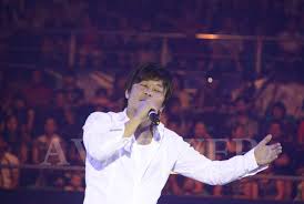 作詞家阿久悠が山口百恵のすごい部分を 目の当たりにすることになったのは、 彼女の4枚目のシングル 「ひと夏の経験」だった。 10代半ばの少女が男性経験を感じさせる 様な際どい歌詞を無表情に歌うという ギャップで、独特の人気を 獲得したのである。 ä¸ºé»å®¶é©¹å¡«è¯ æé­å¯åæ§æå¤©ç å¥¹æ¯é¦æ¸¯ææåçä½è¯æå¥³ æé±é³ä¹