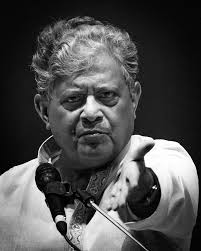 Satyasheelji receives the Shri Ga Majgaokar Puraskar at the hands of  Arunatai Dhere, Dilip Majgaokar and Milind Joshi