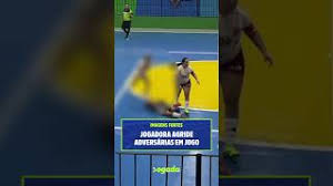 Vídeo: Jogadora agride adversárias durante jogo de futsal feminino no Eusébio