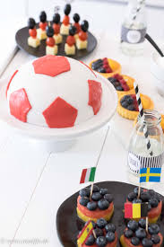 Den baumkuchen rundum damit bestreichen. Fussball Wm Snacks Mit Wenig Aufwand Wm Zeitreise Mit Otto Unalife Lebensmittel Essen Einfacher Nachtisch Snacks