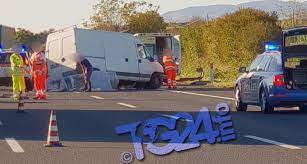 Il terribile incidente è avvenuto su una strada provinciale a pienza. Ultim Ora Anagni Incidente Mortale Sull A1 Coinvolto Un Furgone Foto Tg24 Info