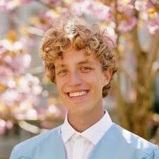 Looking for roommates or a room Hey. I'm starting a master's in  architecture at MIT this Fall and I'm seeking a crew to find a house. Fire  a message if you'd