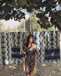 Untuk pria pakaian adat ini berupa selimut besar yang diikat di pinggang sebagai bawahan, baju bodo (kemeja), destar sebagai pengikat kepala, dan habas atau perhiasan leher. 10 Pakaian Adat Ntt Pria Wanita Nama Penjelasan Gambar