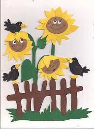 Fensterbild Tonkarton Sonnenblumen Am Zaun Sonnenblume Basteln Fensterbilder Basteln Bastelprojekte Fur Den Fruhling