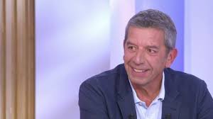 Ainsi, il a évoqué les rumeurs quant à un possible arrêt de vivement dimanche ainsi que son spectacle sur scène. C A Vous Invites Michel Cymes Arnaud Fontanet Damien Abad Alexis Corbiere Et Michel Drucker En Streaming Replay France 5 France Tv