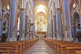 È un luogo che diviene casa dove i clienti possono incontrare con gusto e raffinatezza l'armonia dei sapori della grande tradizione culinaria italiana. San Domenico Maggiore Church Napoli Unplugged