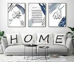 Hiasan dinding mural hiasan dinding mural biasanya berbentuk curahan atau aspirasi si pemilik rumah yang berbentuk nonverbal dan dituangkan melalui pensil warna, cat, atau kapur tulis. 3 Tips Simple Untuk Gantung Poster Atau Hiasan Dinding Di Belakang Sofa