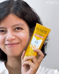 Give your skin the lightweight TLC it needs! Our light moisturiser is the  perfect fix for a non-sticky glow