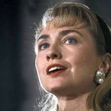 Hillary Clinton, dal tailleur pantalone al cerchietto: la corsa per la Casa  Bianca